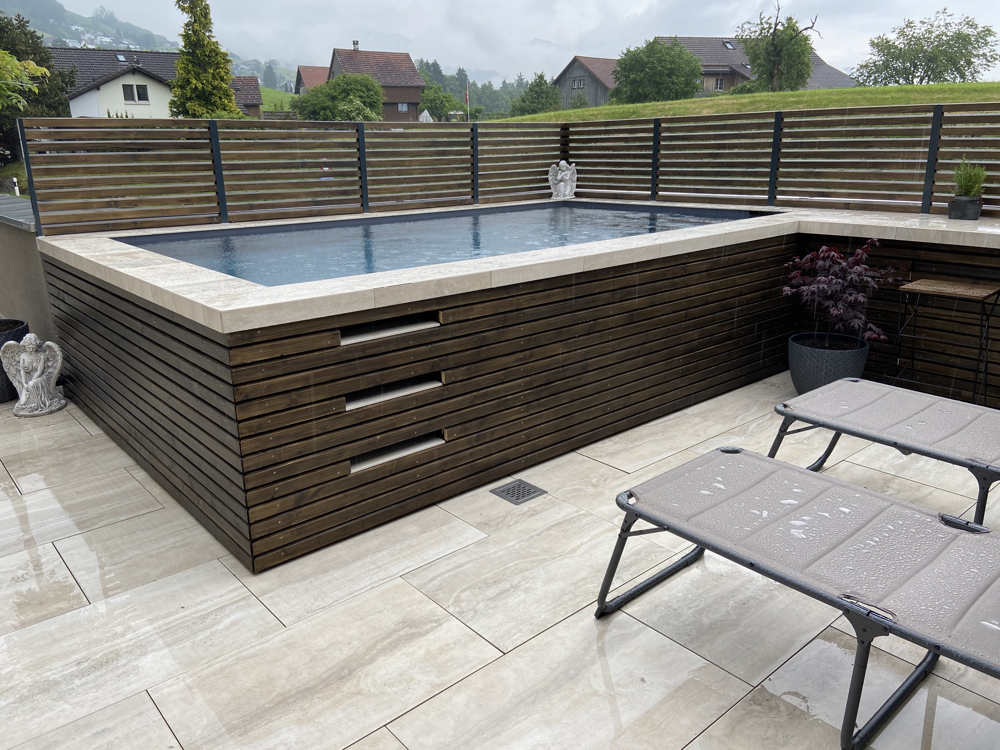 Pool mit Holzverkleidung